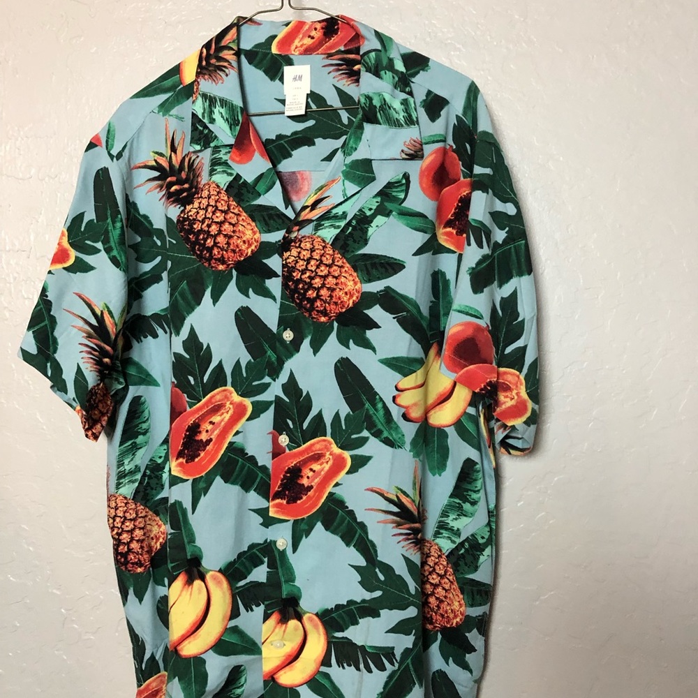 Men’s lightweight printed button down shirt